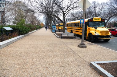 Okul gezisi, Washington DC 'deki National Geographic Müzesi' nin önüne park edilmiş otobüsler.