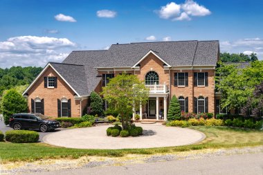 Banliyödeki lüks tuğla ev. Geniş çimenli güzel bir ev..