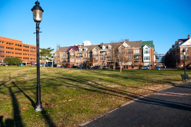 Virginia, ABD 'deki Old Town Alexandria rıhtımına bakan modern evler. İskenderiye Mahallesi 'ndeki yerleşim yeri.