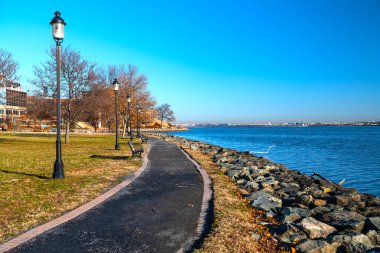 Virginia, ABD 'deki Old Town Alexandria limanında. Potomac ve Washington Capitol manzaralı popüler bir yürüyüş noktası..