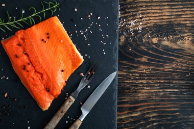 Tuz ve biberli somon filetosu..