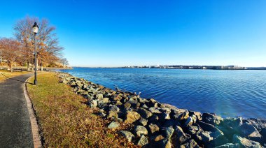 Virginia, ABD 'deki Old Town Alexandria limanında. Körfeze ve tarihi Washington 'a bakan popüler bir yürüyüş noktası..