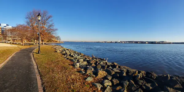 Virginia, ABD 'deki Old Town Alexandria limanında. Körfeze ve tarihi Washington 'a bakan popüler bir yürüyüş noktası..
