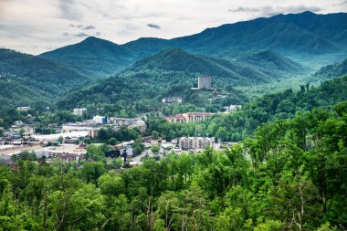 Tennessee 'deki Gatlinburg şehri ve Büyük Smoky Dağları Parkı manzarası. Turist gezisi.