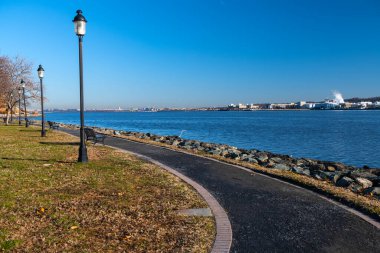 Virginia, ABD 'deki Old Town Alexandria limanında. Potomac ve Washington Capitol manzaralı popüler bir yürüyüş noktası..