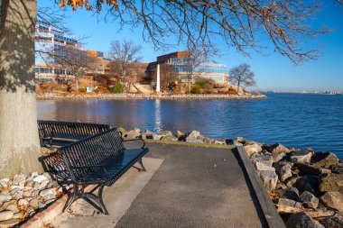 Virginia, ABD 'deki Old Town Alexandria limanında. Potomac, Capitol ve Washington Anıtı manzaralı popüler bir yürüyüş noktası..