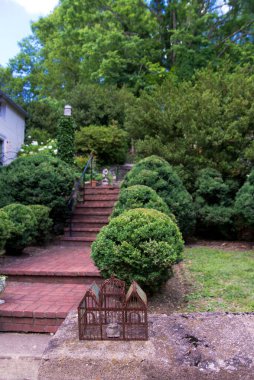 Ön kapıya giden eski tuğla merdivenler..