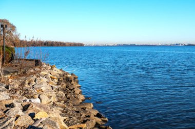 Virginia, ABD 'deki Old Town Alexandria limanında. Potomac ve Washington Capitol manzaralı popüler bir yürüyüş noktası..