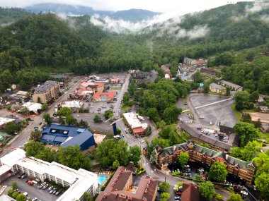Tennessee 'deki Gatlinburg şehri ve kuş bakışı Büyük Smoky Dağları, otelleri, park yerleri ve dükkanları olan bir turistik mekan.. 