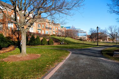 Virginia, ABD 'deki Old Town Alexandria rıhtımına bakan modern evler. İskenderiye Mahallesi 'ndeki yerleşim yeri.