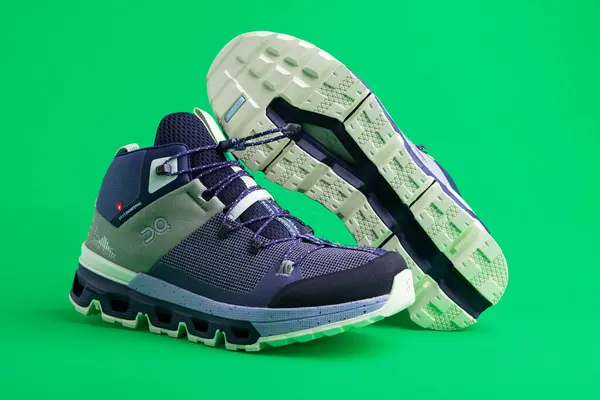 Moda Stili Sneakers Yeşil Arkaplanda Yürüyen Spor Ayakkabıları Stikrar Yumuşak — Stok fotoğraf