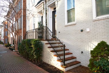 Ön kapıya giden tuğla adımlar..