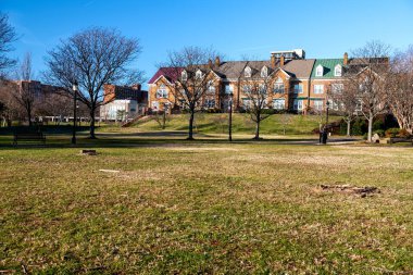 Virginia, ABD 'deki Old Town Alexandria rıhtımına bakan modern evler. İskenderiye Mahallesi 'ndeki yerleşim yeri.
