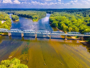 Virginia ve Maryland sınırındaki Potomac Nehri üzerinde bir nakliye köprüsü. Doğanın ve trafiğin havadan görünüşü