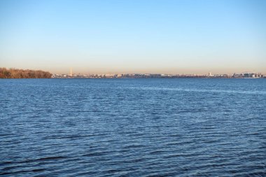 İskenderiye yakınlarındaki Potomac Nehri 'nin karşı kıyısından Capitol ve George Washington Anıtı' nın manzarası.