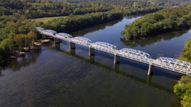 Virginia ve Maryland 'i birbirine bağlayan Potomac Nehri üzerindeki köprü. Köprüdeki doğa ve trafiğin havadan görüntüsü.