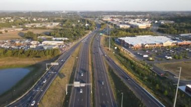 Virginia, ABD 'de yoğun otoyol ve kavşak. Hava görünümü.