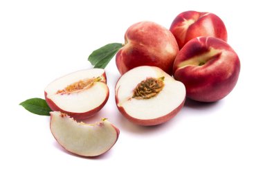 Beyaz arka planda olgun şeftaliler. Sağlıklı yeme kavramı.