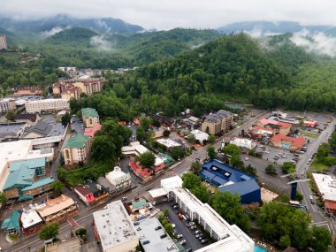Tennessee 'deki Gatlinburg şehri ve kuş bakışı Büyük Smoky Dağları, otelleri, park yerleri ve dükkanları olan bir turistik mekan..