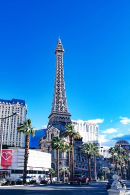 Las Vegas 'ın ana caddesinde mavi gökyüzüne karşı Eyfel Kulesi.