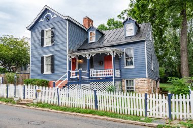 Verandası ve oymalı cephesi olan geleneksel bir Amerikan evi..