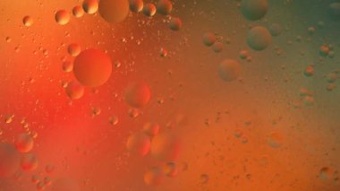 Hareket eden baloncukların ve uzaydaki gezegenlerin çok renkli soyut arkaplanı. Makro fotoğrafçılık.