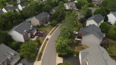 Mahalle Mahallesi Kompleksi. Bir banliyö mahallesindeki bireysel ev ve sokaklara yükseklikten bakıldığında.