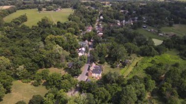 Waterford, Virginia 'nın Tarihi Köyü, Hava Aracı Görüntüsü. Yeşil ağaçların arasında eski evler.