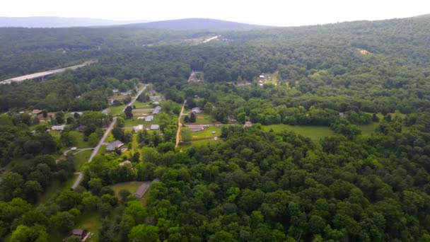弗吉尼亚沃特福德历史村 空中无人机图像 绿树成荫的老房子 — 图库视频影像