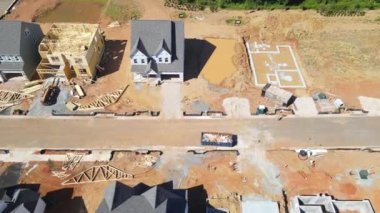 Leesburg, Virginia 'da yeni bir yerleşim yeri. Bitmemiş ve bitmemiş evler. Uçan bir dronun görüntüsü.