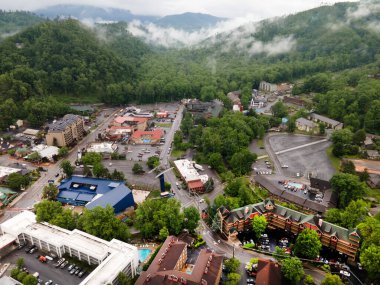 Tennessee 'deki Gatlinburg şehri ve kuş bakışı Büyük Smoky Dağları, otelleri, park yerleri ve dükkanları olan bir turistik mekan..