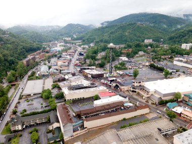 Tennessee 'deki Gatlinburg şehri ve kuş bakışı Büyük Smoky Dağları, otelleri, park yerleri ve dükkanları olan bir turistik mekan..