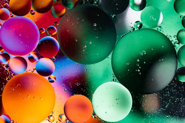 Bunte Öltropfen Blasen Und Kugeln Fließen Auf Der Wasseroberfläche Abstrakter — Stockfoto