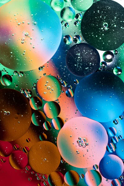 Színes Olajcseppek Buborékok Gömbök Folyik Vízfelszínen Absztrakt Háttér Makro Photography — Stock Fotó