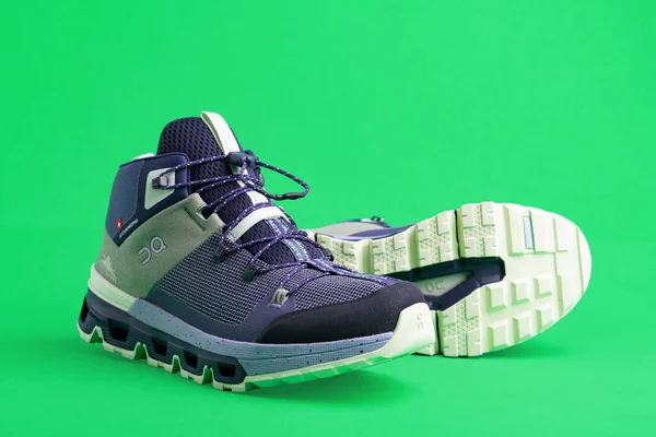 Mode Stilvolle Sneaker Wanderschuhe Auf Grünem Hintergrund Stabilität Und Weiche — Stockfoto