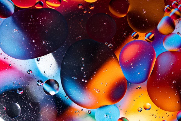 Bunte Öltropfen Blasen Und Kugeln Fließen Auf Der Wasseroberfläche Abstrakter — Stockfoto