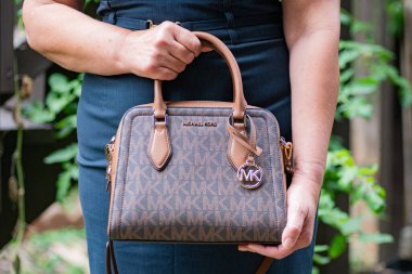 Michael Kors 'un el çantası bir kadının elinde..