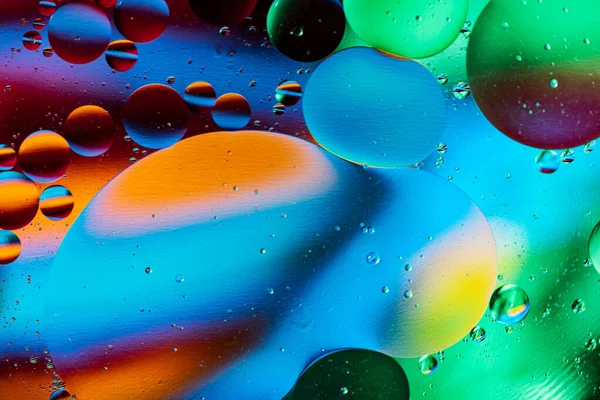 Gocce Olio Colorate Bolle Sfere Scorre Sulla Superficie Dell Acqua — Foto Stock