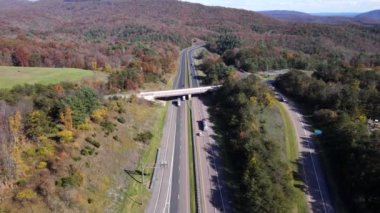 Appalachian, Pensilvanya 'daki otobanda uzaktan manzara. İleri kamera hareketli hava videosu.