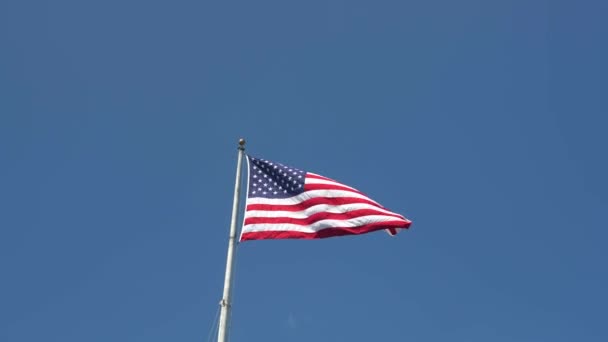 Amerikanska Flaggan Fladdrar Mot Bakgrund Blå Himmel — Stockvideo
