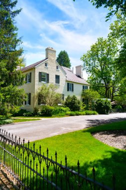 Amerikan Kolonisi tarzında eski bir tuğla konak.. 