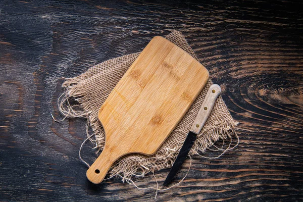 厨房桌上的木板 刀片和餐巾 案文的篇幅 — 图库照片