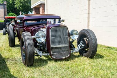 Modifiye edilmiş klasik Lowrider Hot Roadster motoru, büyük lastikleri ve farları var..