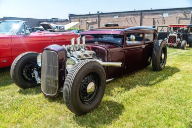 Modifiye edilmiş klasik Lowrider Hot Roadster motoru, büyük lastikleri ve farları var..