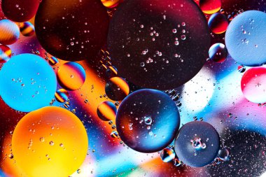 Renkli ışık ve su camlara düşer, ışık ve suyun oluşturduğu nefes kesici manzara. Makro fotoğrafçılık.