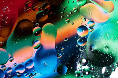 Renkli ışık ve su camlara düşer, ışık ve suyun oluşturduğu nefes kesici manzara. Makro fotoğrafçılık.