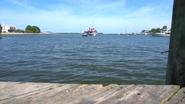 Movimiento Cámara Largo Muelle Madera Con Vistas Bahía Con Barcos — Vídeo de stock
