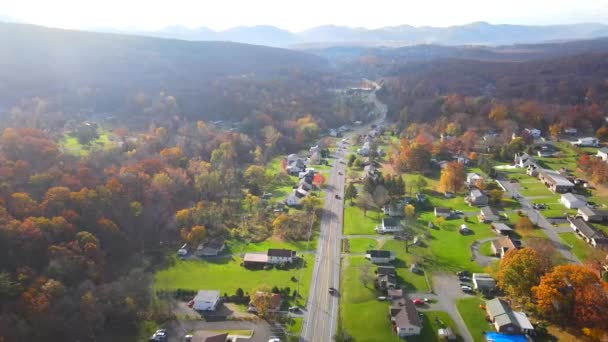 Vista Aérea Pequena Cidade Cercada Pela Floresta Montanha Manhã Outono — Vídeo de Stock