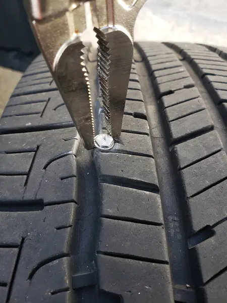 Reparatur Eines Geplatzten Reifens Ziehen Eines Nagels Aus Einem Rad — Stockfoto