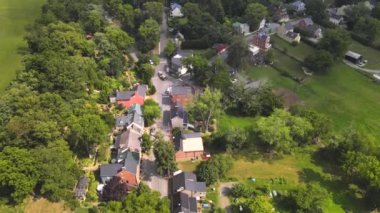 Waterford, Virginia 'nın Tarihi Köyü, Hava Aracı Görüntüsü. Yeşil ağaçların arasında eski evler.